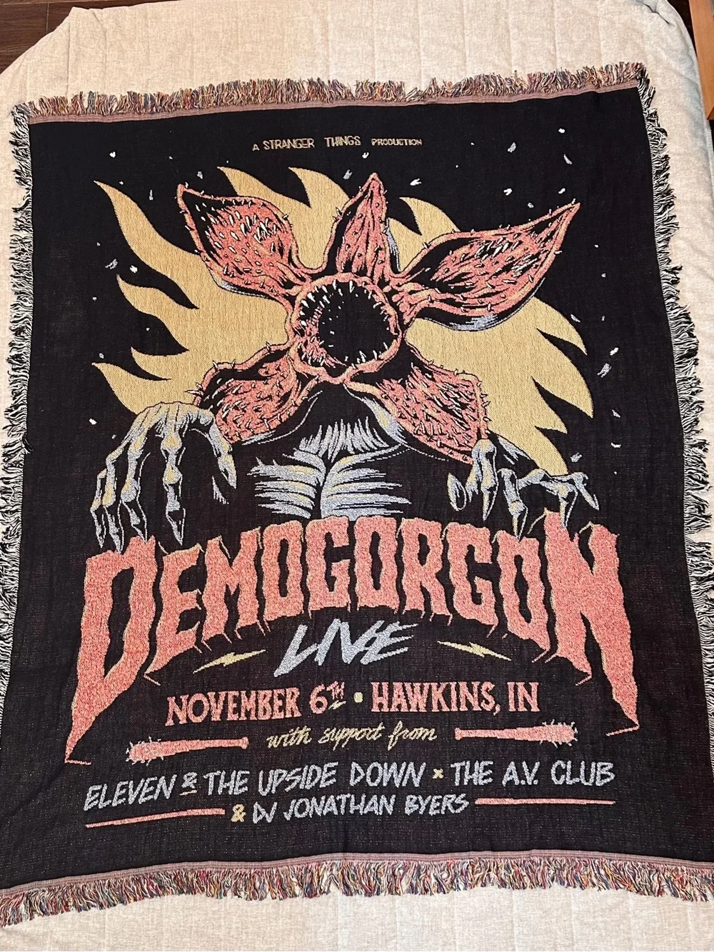 RARE Stranger Things LIMITED EDITION Demogorgon Live Woven Throw Blanket Fringe